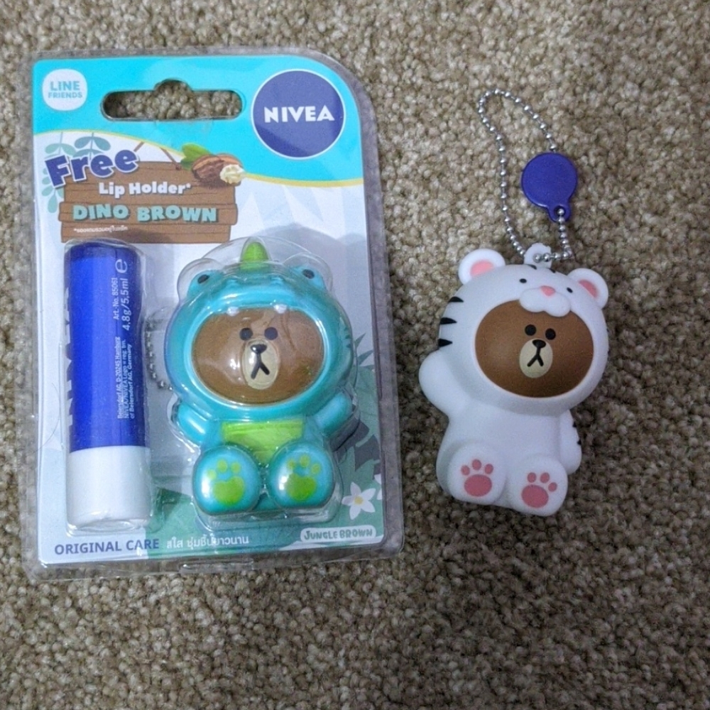 Animal lip holder